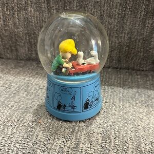 Hallmark musical 2010 Peanuts Snow Globe with Blue Base